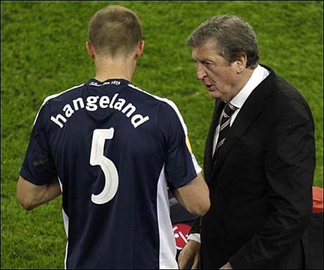 FORLATER FULHAM: Roy Hodgson skal prve seg som Liverpool-manager. Brede Hangeland har vrt kaptein under Hodgsons ledelse i Fulham, og n vil garantert ryktene svirre om at landslagsstopperen er aktuell for Liverpool. Foto: AP