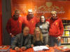 BLOD-FANS Liverpool-legenden Phil Neal p besk i Moss. Ved hans side forfatteren av boken "Liverpoolhjerter" Ragnhild Lund Ansnes. Bak fra venstre: Hvard Skifterud (president i Liverbirds Moss), Lars Smith, Annette Ravneberg (daglig leder hos Moss Libris Amfi) og Inge Eian (Liverbirds Moss). (Foto: Ingeborg Malterud) 